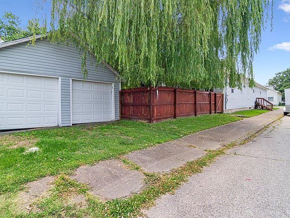 3rd image of 1800 E Franklin St