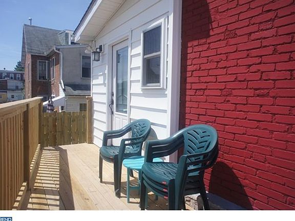 4th image of 212 Hall St