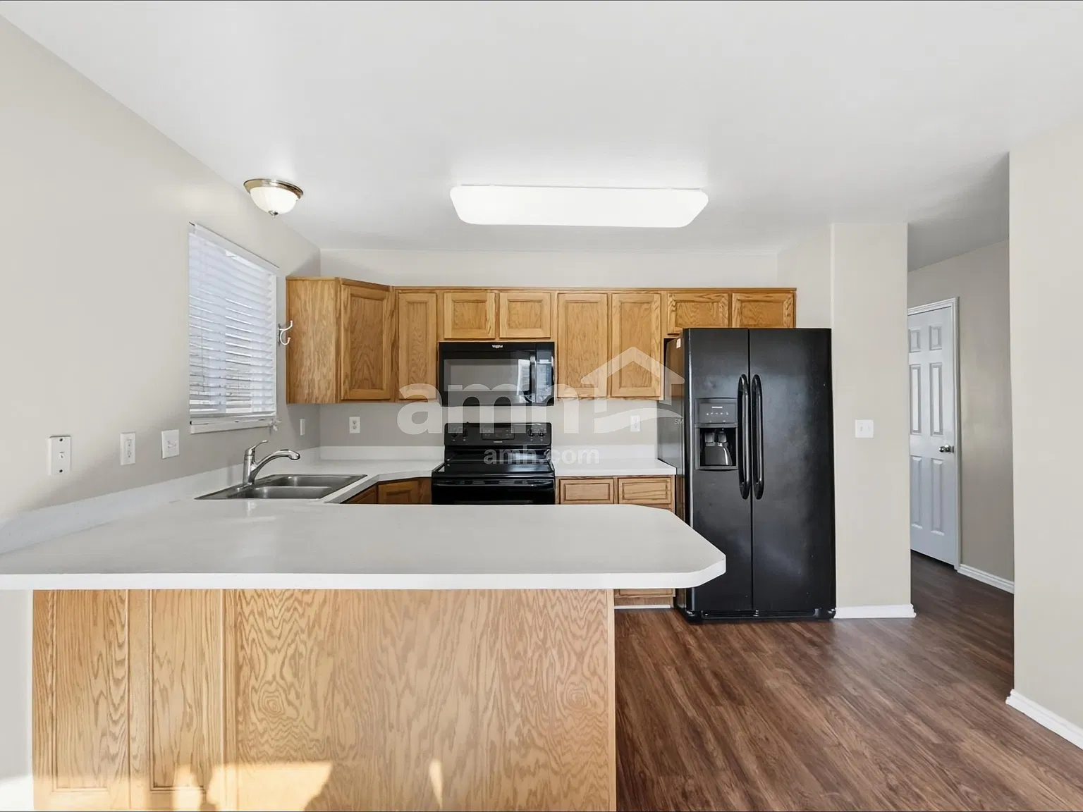 6 bed, 2.0 bath, 2440 sqft, $2,560 — Photo 4