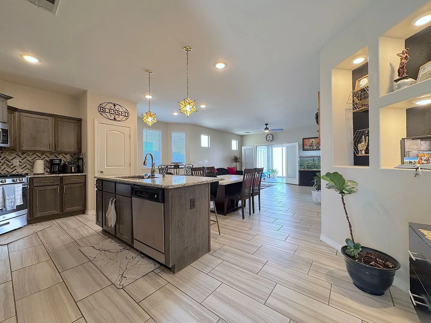 East El Paso 4bed/2bath Refrig A/C with Solar Panels! — Photo 4