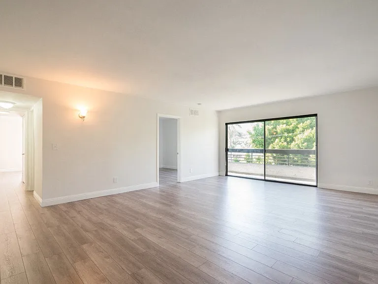2041 N. Commonwealth Ave. — Photo 7