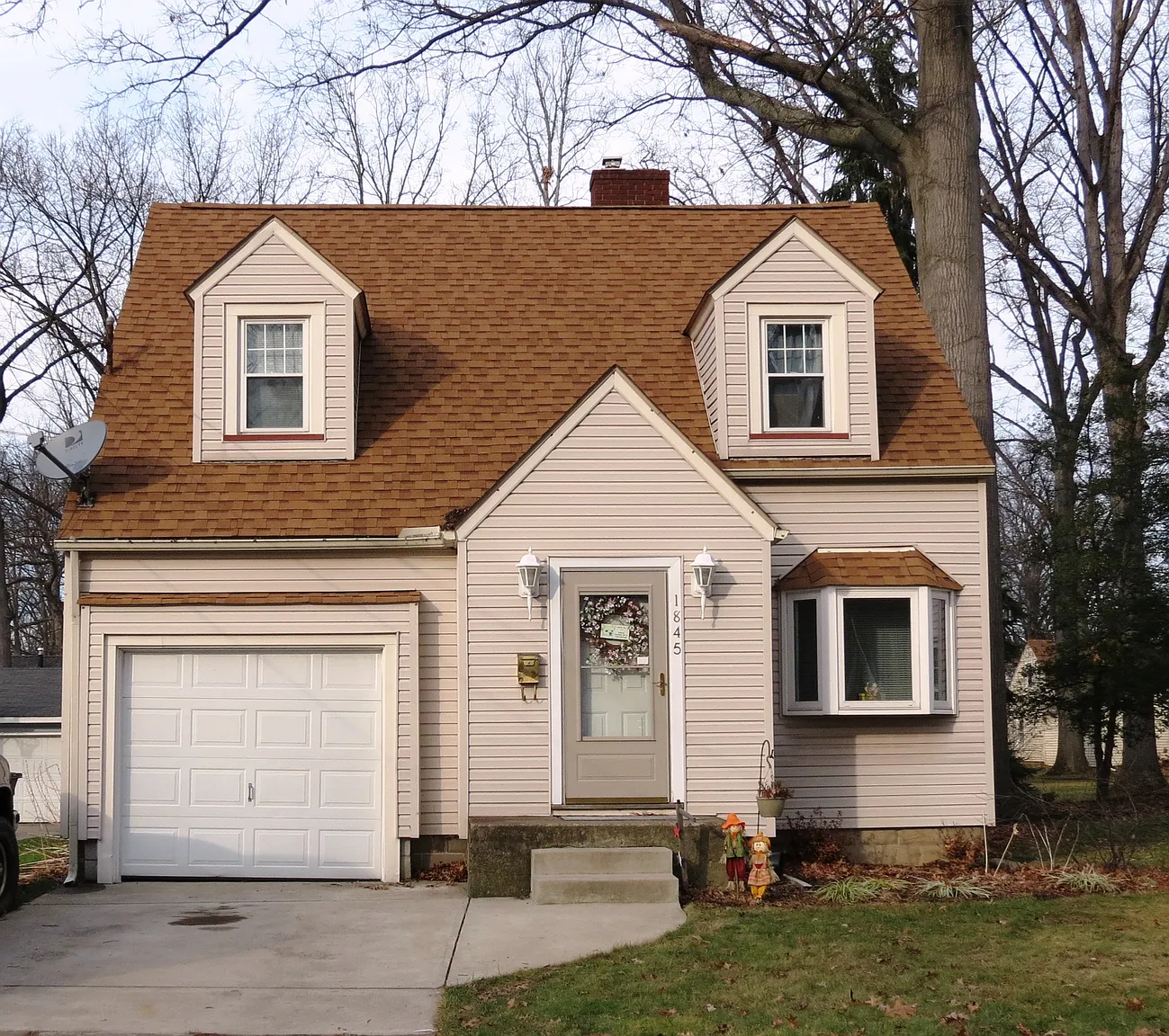 1845 Hollywood St NE photo 1