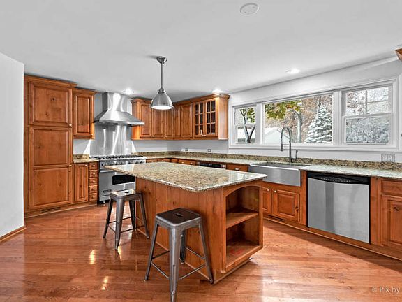 3rd image of 189 Oakwood Dr