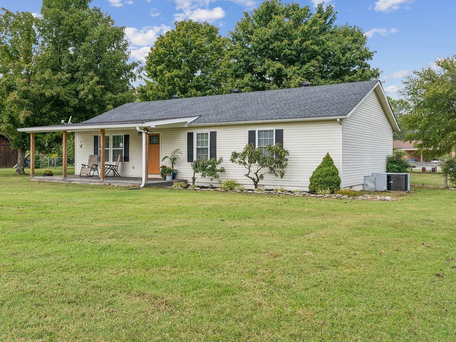 3 bed, 2.0 bath, 1640 sqft, $2,200 — Photo 3
