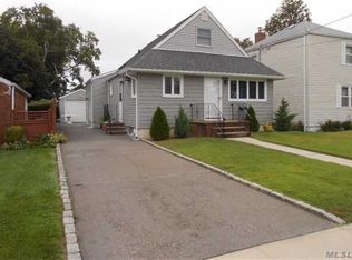 640 Fenworth Blvd, Franklin Square, NY 11010