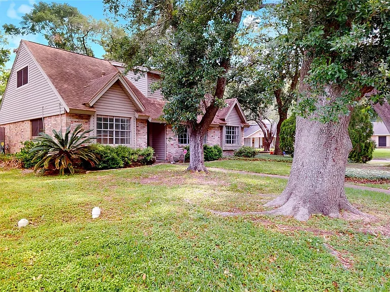 5221 Cottonwood Cir — Photo 2