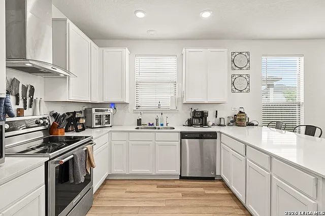 3 bed, 2.5 bath, 2245 sqft, $2,300 — Photo 2