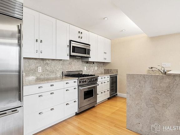 4th image of 30 W 63rd St APT 18VW