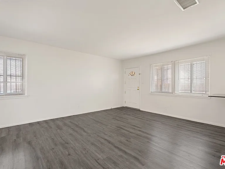 8610 S 6th Ave — Photo 3