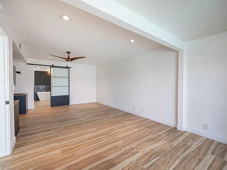 330 E Country Club Dr — Photo 47
