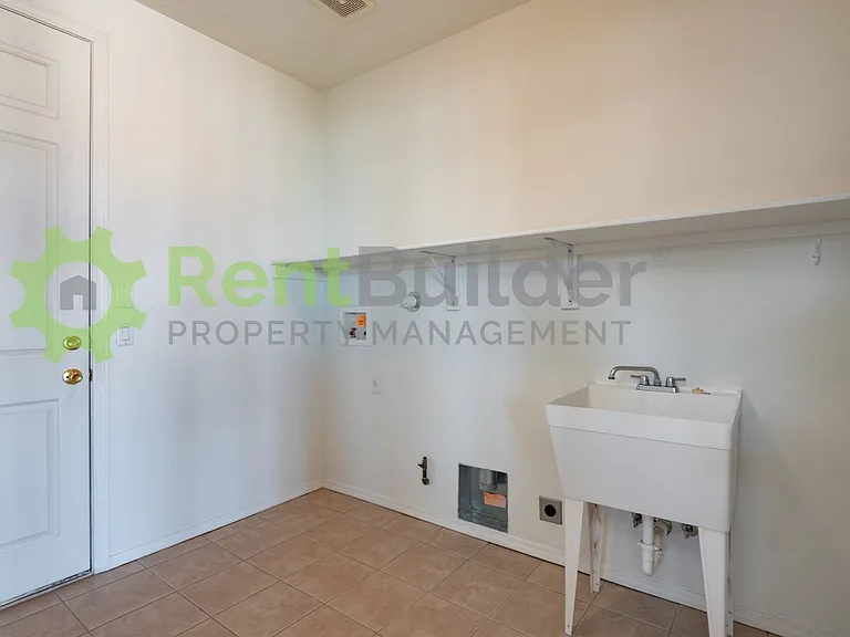 620 3rd St NE — Photo 17
