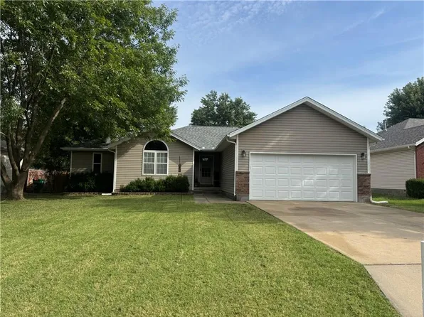 504 Valley View Dr, Frontenac, KS 66763