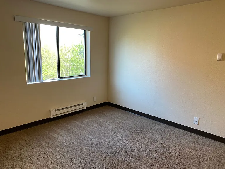 Hill House Apartments — Photo 15