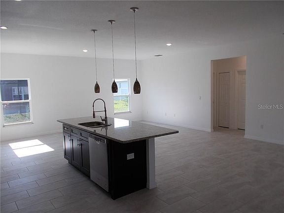 4th image of 410 Bridgewater Ct