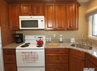 24 Peachtree Ln, Levittown, NY 11756