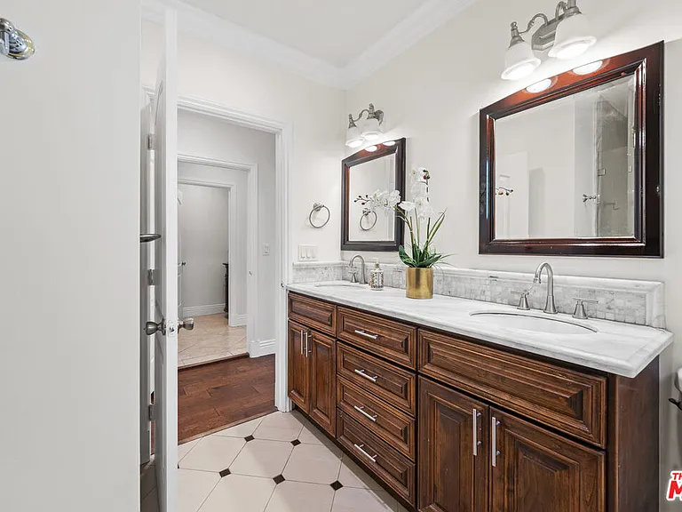 1114 S La Peer Dr — Photo 14