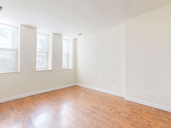 3rd image of 5391 Pershing Ave #107