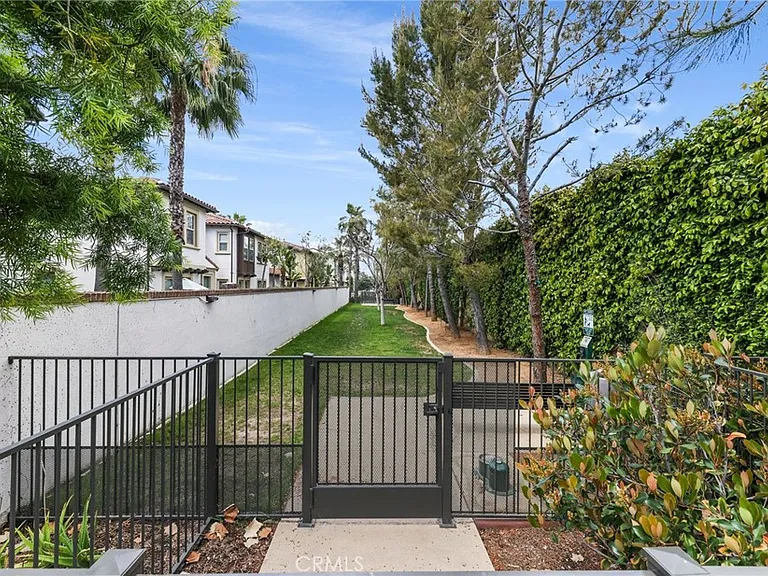691 E Valencia St — Photo 49