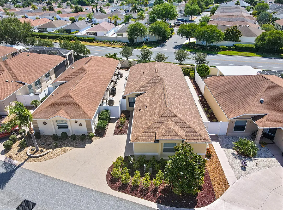 Building Photo - 2079 Hydrangea Ave