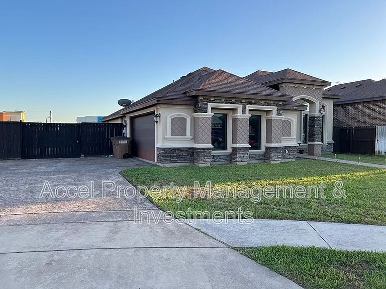 312 Kika De La Garza St — Photo 2