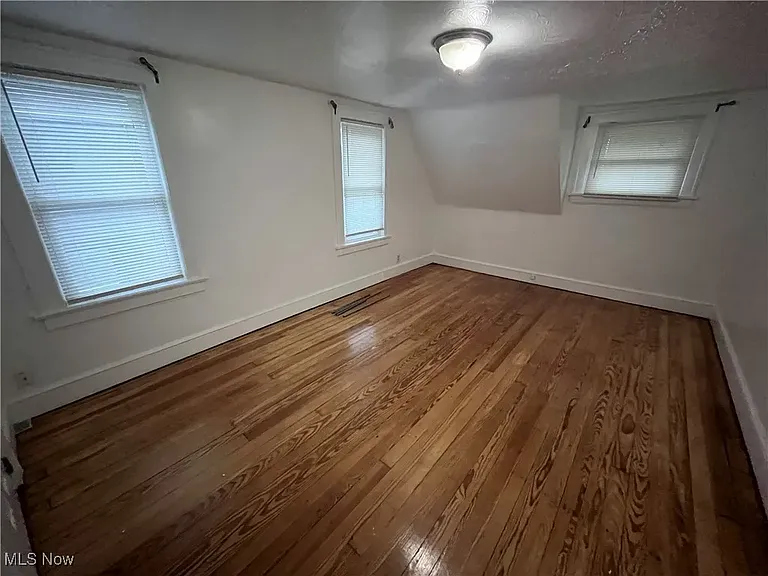 853 Russell Ave — Photo 7