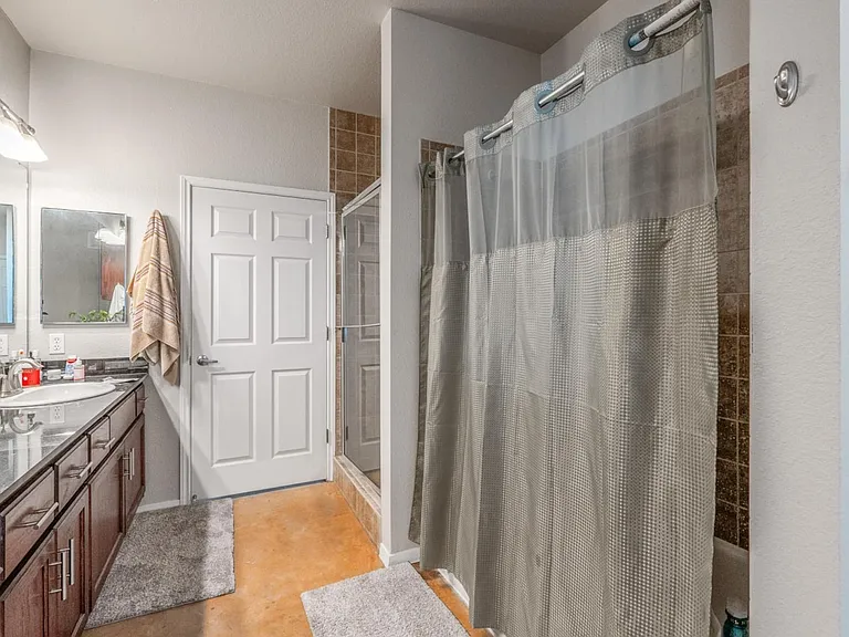 910 W 25th St #406 — Photo 12