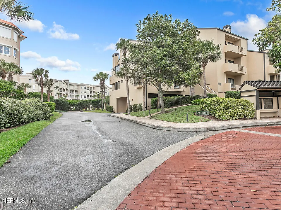 823 Spinnakers Reach Dr