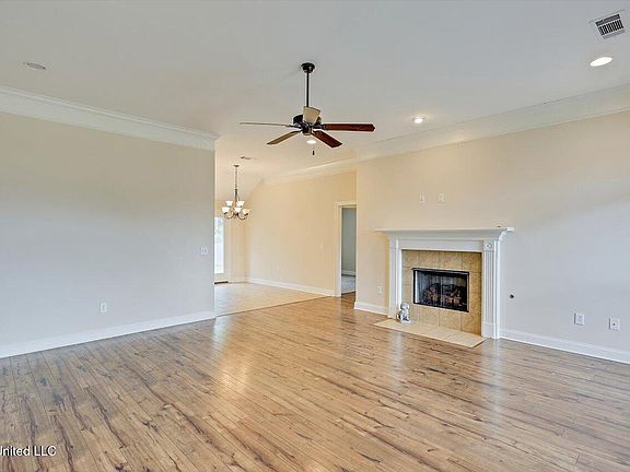 5th image of 922 Clubhouse Dr