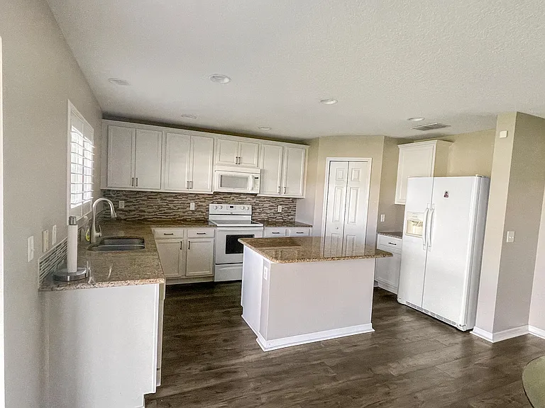 1641 Strathmore Cir — Photo 10