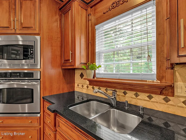 560 N Hubbards Ln — Photo 25