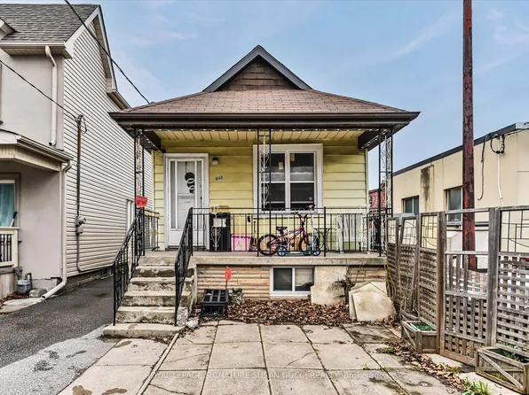 840 Sammon Ave, Toronto, ON M4C 2E8