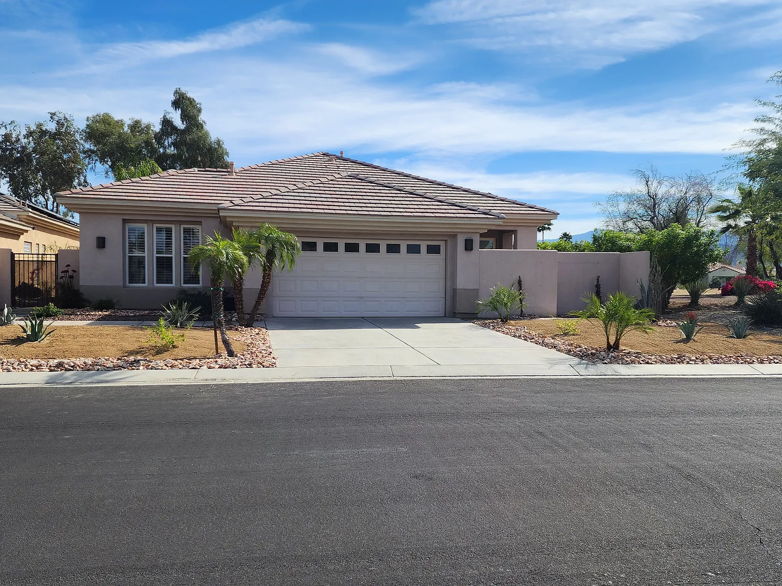 3 bed, 2.5 bath, 2333 sqft, $8,000 — Photo 2