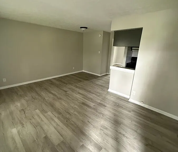 2021 Cambridge Dr #9 — Photo 1