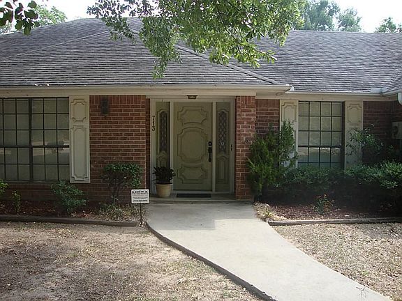 3rd image of 713 Baker Dr
