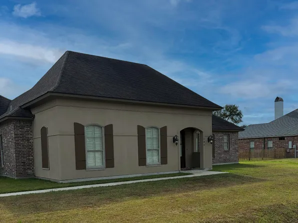 104 Oak Shadows Dr, Youngsville, LA 70592