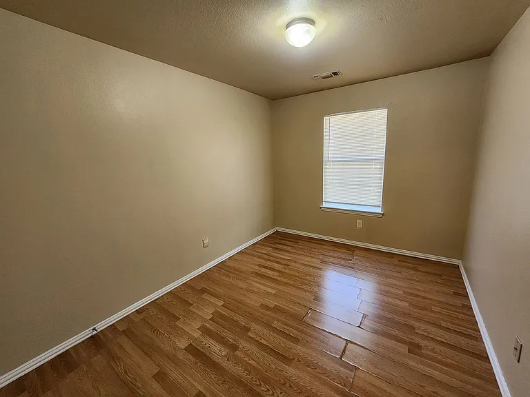 939 Baker St — Photo 15
