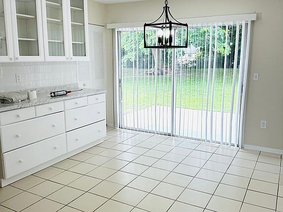 5th image of 372 SW Belmont Cir