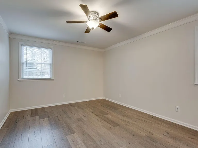 826 Victoria Dr — Photo 20