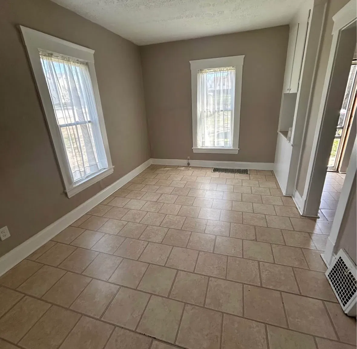 3 bed, 1100 sqft, $1,200 — Photo 2