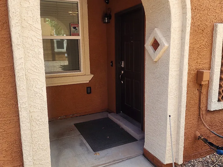 601 Menaul Blvd NE — Photo 2