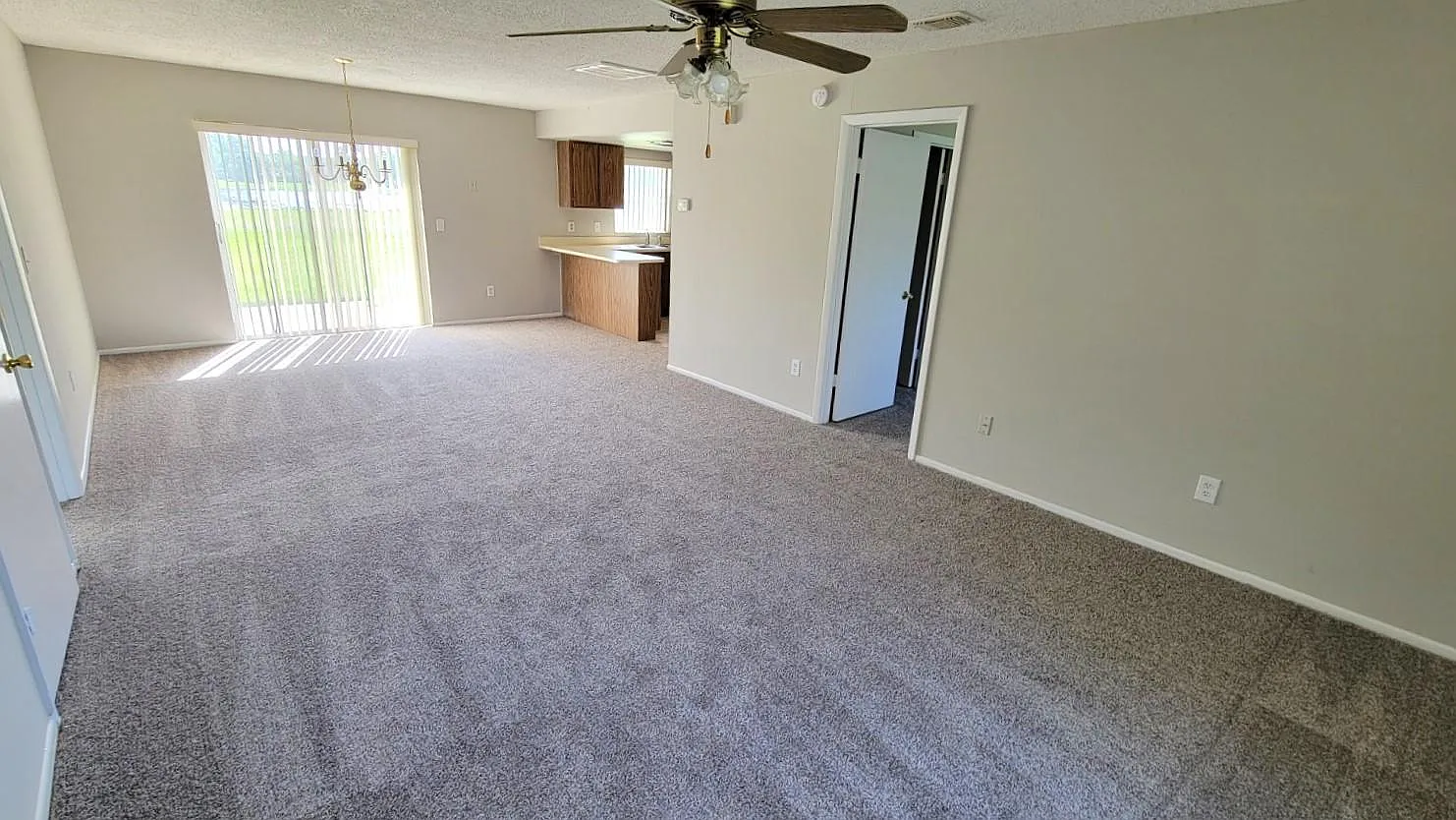 985 Hickory Ct — Photo 2