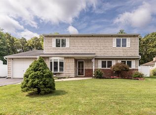 24 Gainsborough Rd, Holbrook, NY 11741