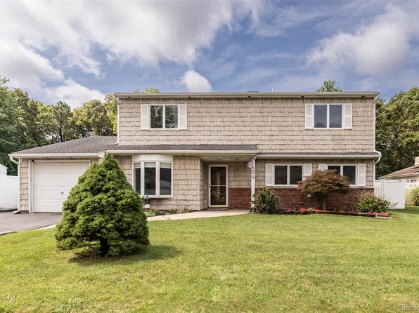 24 Gainsborough Road, Holbrook, NY 11741
