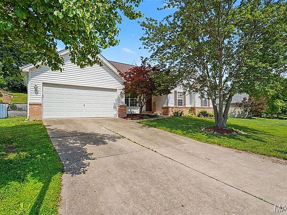 3rd image of 540 Crown Passage Dr