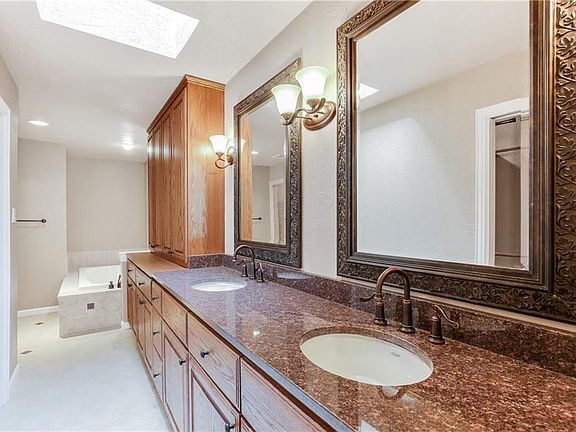 3rd image of 5003 Dawnwood Ct
