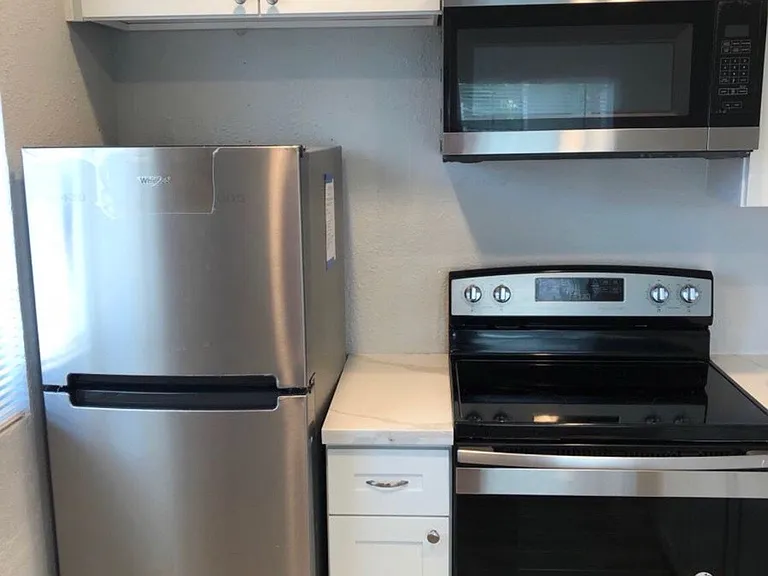 315 E Elm St #6 — Photo 11
