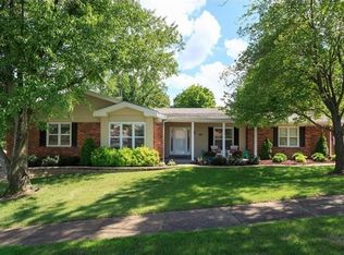 702 Guenevere Dr, Ballwin, MO 63011