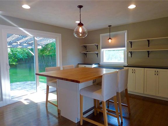 5th image of 302 Stillwell Cir
