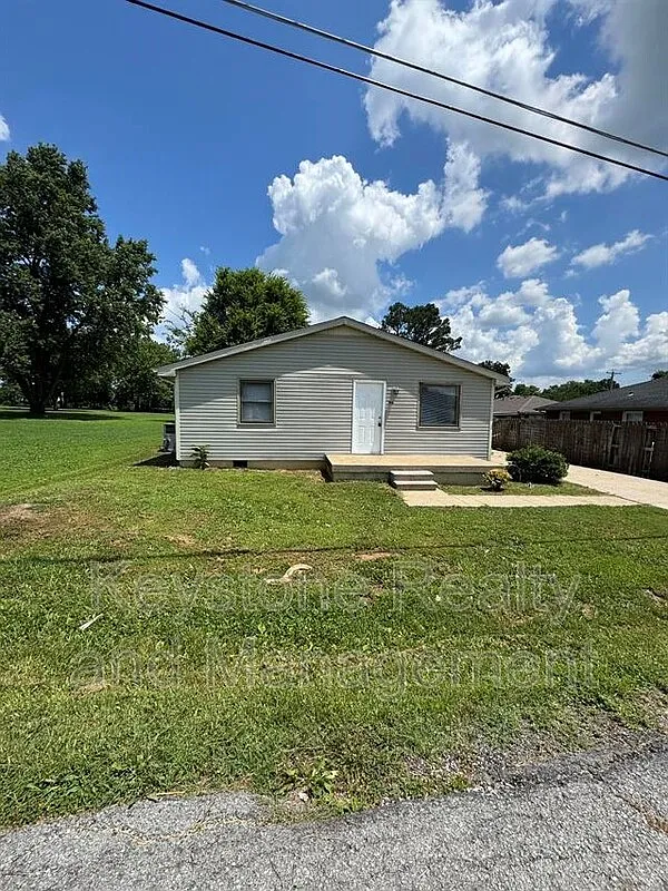 2 bed, 1.0 bath, 900 sqft, $825 — Photo 1