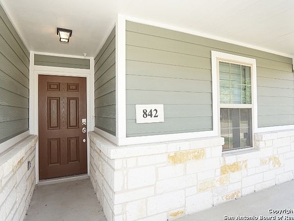 4th image of 842 Hickory Trail